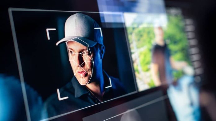 Rosto de homem sendo escaneado por programa de computador para se gerar deepfake dele
